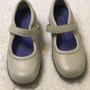 solid beige hook & loop mary jane shoes size 7.5